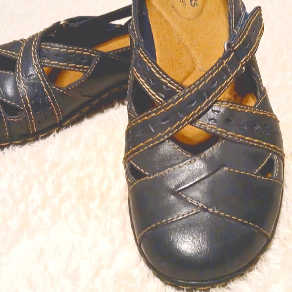 CLARK’S BENDABLES SHOES - Picture 6 of 8